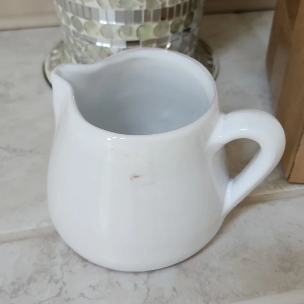 💧POTTERY BARN Ceramic Water Pitcher💧